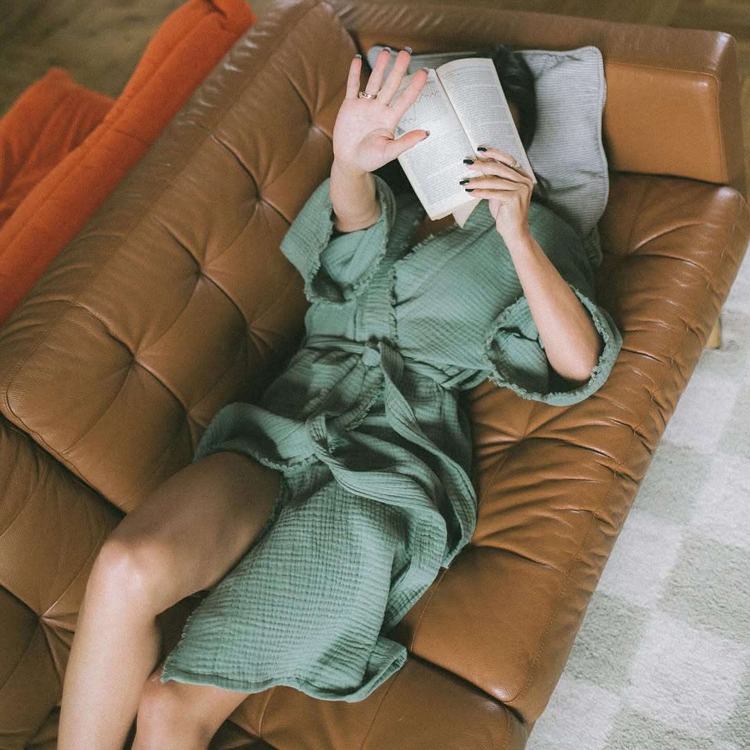 The Story Makers — sukienka na sofie