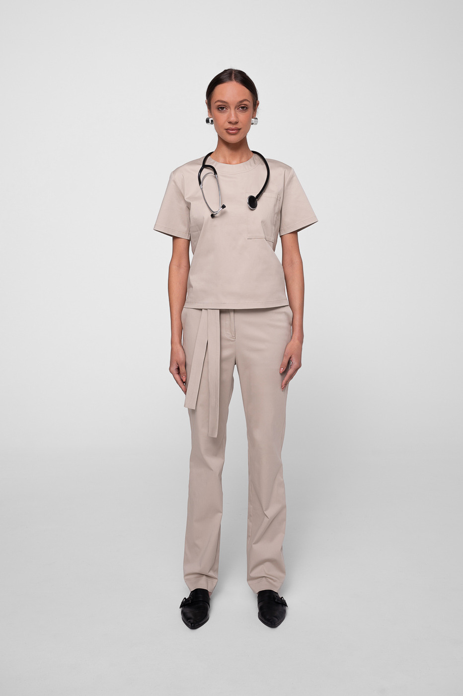 Concept by Viktoria Haduch — beżowy komplet medyczny